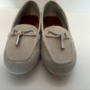 Náutica women’s loafer  aryann size 6, Beige